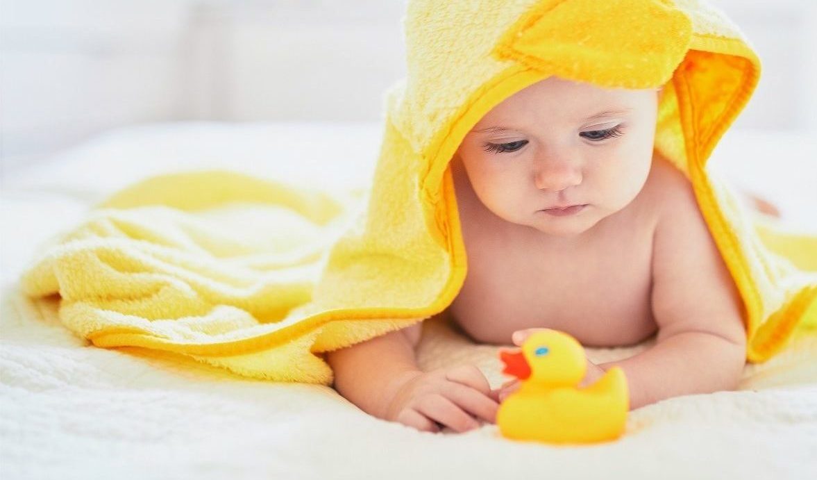 Прохожу младенца в желтом. Малыш желтый. Младенец с желтым полотенцем. Новорожденный в желтом полотенце. Младенец в желтом ава.